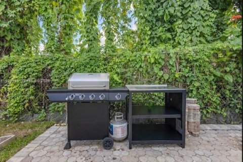 Propiedad comercial en alquiler en Miami, Florida № 1988249 - foto 12