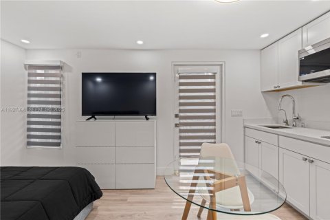 Propiedad comercial en alquiler en Miami, Florida № 1988249 - foto 3