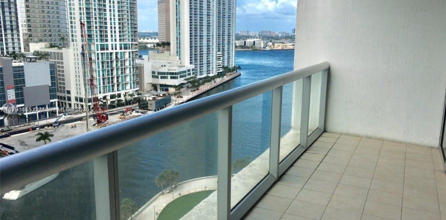 Кондоминиум с 1 спальней в Майами, Флорида № 2055040