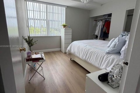 Condo in Miami, Florida, 2 bedrooms № 2189048 - photo 12