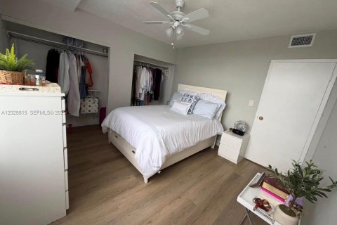 Condo in Miami, Florida, 2 bedrooms № 2189048 - photo 11