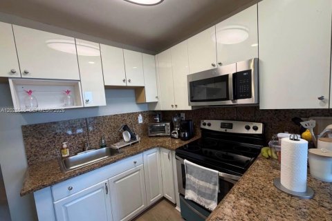 Condo in Miami, Florida, 2 bedrooms № 2189048 - photo 6