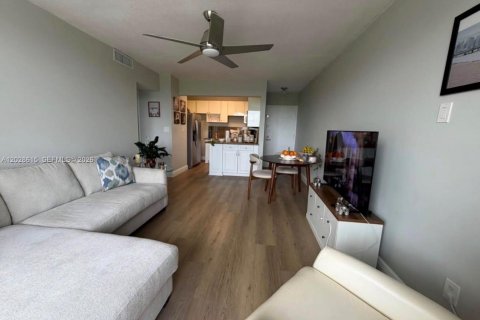 Condo in Miami, Florida, 2 bedrooms № 2189048 - photo 4
