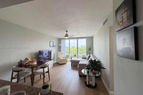 Condo in Miami, Florida, 2 bedrooms № 2189048 - photo 2