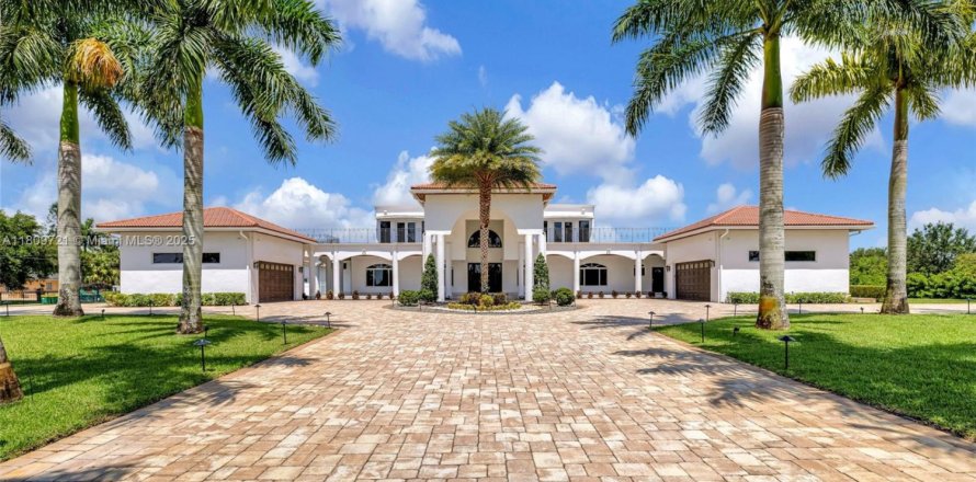 House in Southwest Ranches, Florida 8 bedrooms, 740.06 sq.m. № 1756677