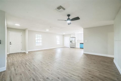 House in Okeechobee, Florida 4 bedrooms, 190.36 sq.m. № 1770897 - photo 3