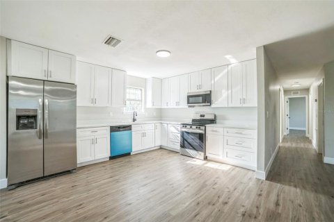 House in Okeechobee, Florida 4 bedrooms, 190.36 sq.m. № 1770897 - photo 9