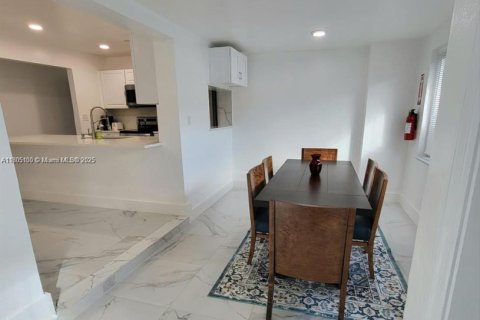 House in Fort Lauderdale, Florida 6 bedrooms, 170.48 sq.m. № 1962668 - photo 3