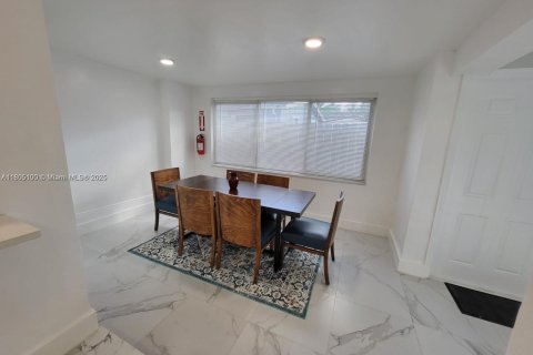 House in Fort Lauderdale, Florida 6 bedrooms, 170.48 sq.m. № 1962668 - photo 10