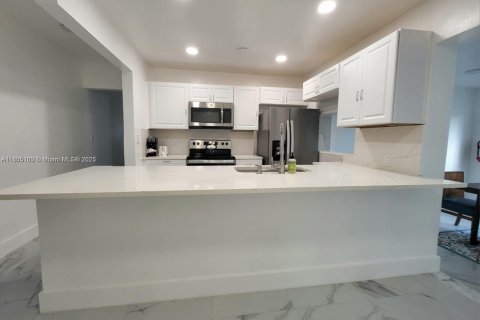 House in Fort Lauderdale, Florida 6 bedrooms, 170.48 sq.m. № 1962668 - photo 1