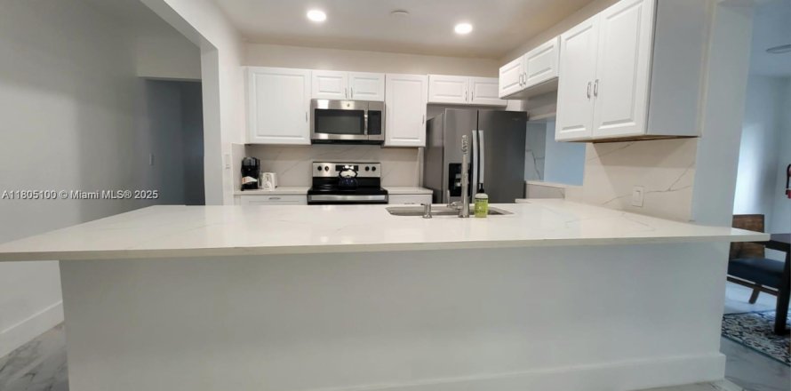 House in Fort Lauderdale, Florida 6 bedrooms, 170.48 sq.m. № 1962668