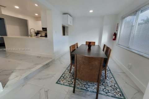 House in Fort Lauderdale, Florida 6 bedrooms, 170.48 sq.m. № 1962668 - photo 2