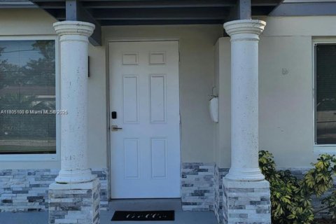 House in Fort Lauderdale, Florida 6 bedrooms, 170.48 sq.m. № 1962668 - photo 14