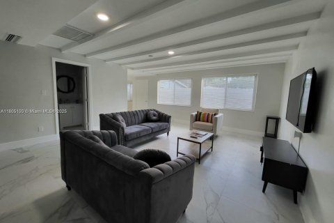 House in Fort Lauderdale, Florida 6 bedrooms, 170.48 sq.m. № 1962668 - photo 11