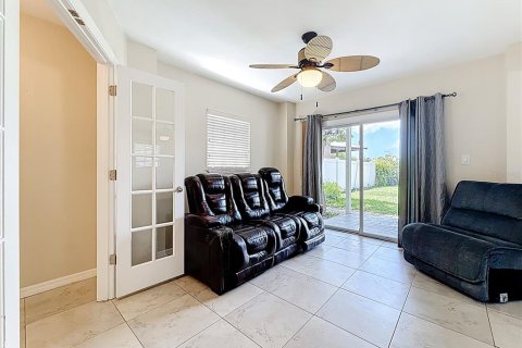 House in Saint Petersburg, Florida 4 bedrooms, 156.08 sq.m. № 1877386 - photo 8