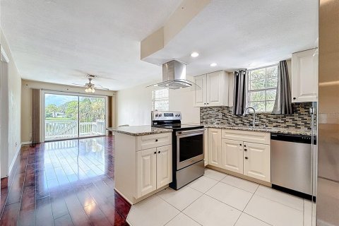 House in Saint Petersburg, Florida 4 bedrooms, 156.08 sq.m. № 1877386 - photo 13