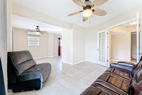 House in Saint Petersburg, Florida 4 bedrooms, 156.08 sq.m. № 1877386 - photo 7