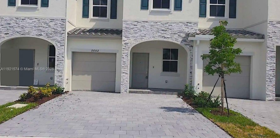 Adosado en Homestead, Florida 3 dormitorios, 157.47 m2 № 1975548