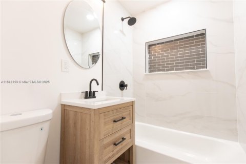 House in Fort Lauderdale, Florida 3 bedrooms, 85.28 sq.m. № 1920636 - photo 18