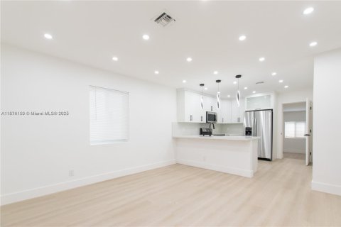 House in Fort Lauderdale, Florida 3 bedrooms, 85.28 sq.m. № 1920636 - photo 6