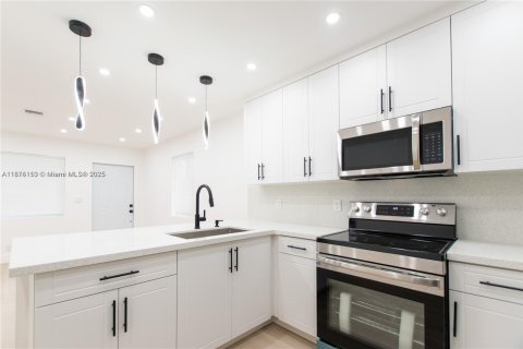 House in Fort Lauderdale, Florida 3 bedrooms, 85.28 sq.m. № 1920636 - photo 12