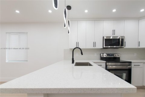 House in Fort Lauderdale, Florida 3 bedrooms, 85.28 sq.m. № 1920636 - photo 10