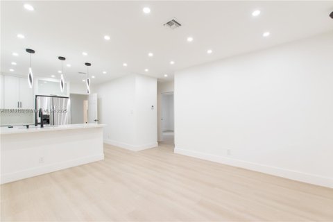 House in Fort Lauderdale, Florida 3 bedrooms, 85.28 sq.m. № 1920636 - photo 7