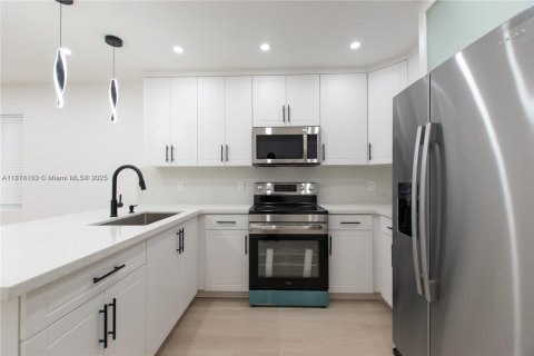 House in Fort Lauderdale, Florida 3 bedrooms, 85.28 sq.m. № 1920636 - photo 13