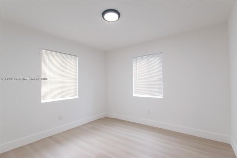 House in Fort Lauderdale, Florida 3 bedrooms, 85.28 sq.m. № 1920636 - photo 17