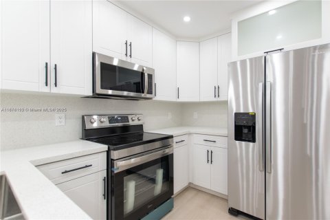 House in Fort Lauderdale, Florida 3 bedrooms, 85.28 sq.m. № 1920636 - photo 11