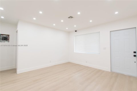 House in Fort Lauderdale, Florida 3 bedrooms, 85.28 sq.m. № 1920636 - photo 5