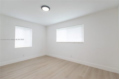 House in Fort Lauderdale, Florida 3 bedrooms, 85.28 sq.m. № 1920636 - photo 20