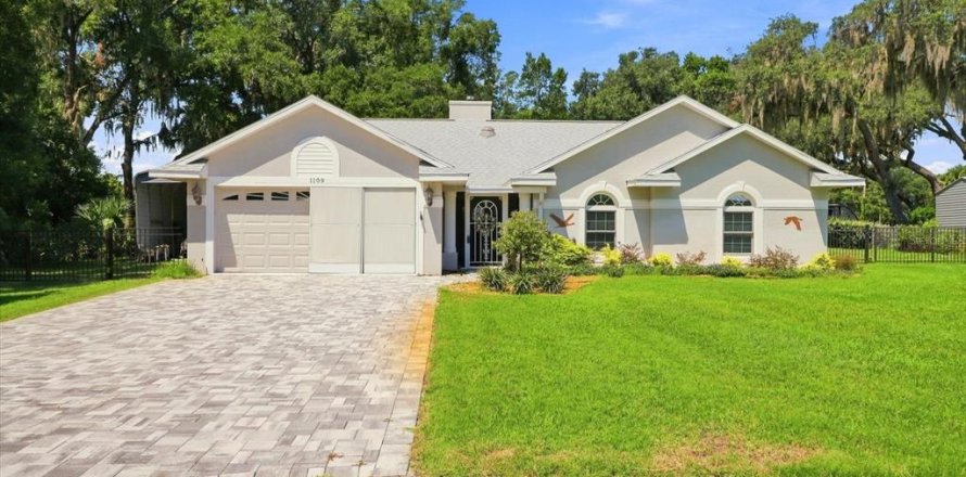 House in Inverness, Florida 3 bedrooms, 192.96 sq.m. № 2280580