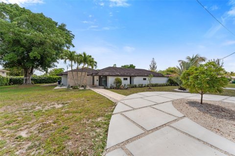 House in Coral Springs, Florida 4 bedrooms, 202.81 sq.m. № 1712360 - photo 1