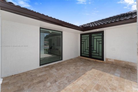 House in Coral Springs, Florida 4 bedrooms, 202.81 sq.m. № 1712360 - photo 2