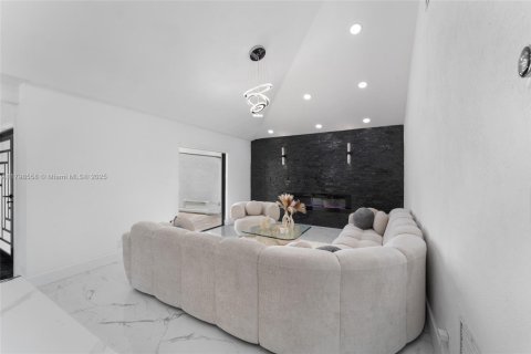 House in Coral Springs, Florida 4 bedrooms, 202.81 sq.m. № 1712360 - photo 6