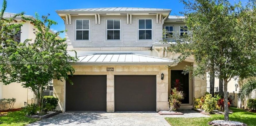 House in Doral, Florida 4 bedrooms, 267.37 sq.m. № 1947173