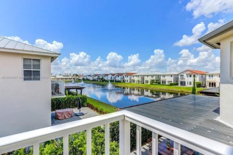 House in Doral, Florida 4 bedrooms, 267.37 sq.m. № 1947173 - photo 10