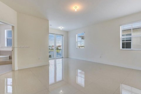 House in Doral, Florida 4 bedrooms, 267.37 sq.m. № 1947173 - photo 9