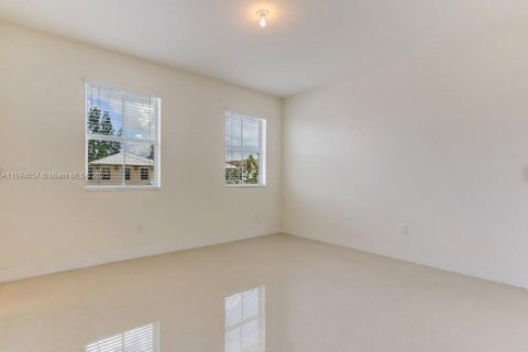 House in Doral, Florida 4 bedrooms, 267.37 sq.m. № 1947173 - photo 11