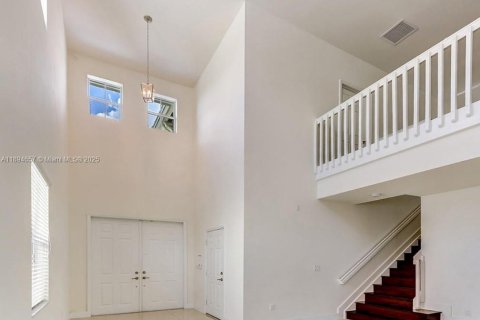 House in Doral, Florida 4 bedrooms, 267.37 sq.m. № 1947173 - photo 3