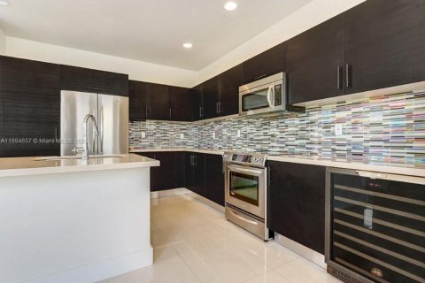 House in Doral, Florida 4 bedrooms, 267.37 sq.m. № 1947173 - photo 2