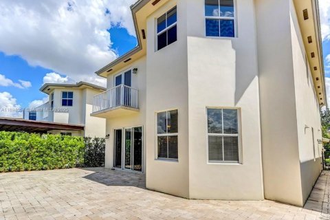 House in Doral, Florida 4 bedrooms, 267.37 sq.m. № 1947173 - photo 4