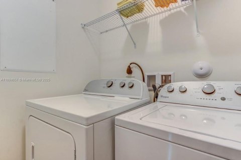 House in Doral, Florida 4 bedrooms, 267.37 sq.m. № 1947173 - photo 6