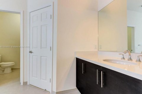 House in Doral, Florida 4 bedrooms, 267.37 sq.m. № 1947173 - photo 7