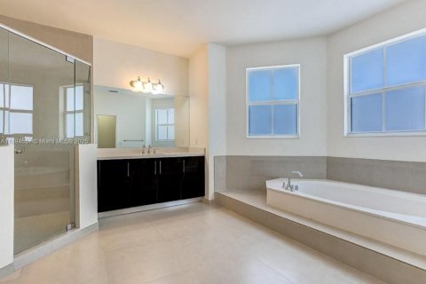 House in Doral, Florida 4 bedrooms, 267.37 sq.m. № 1947173 - photo 8