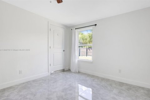 Villa ou maison à vendre à Lehigh Acres, Floride: 4 chambres, 167.22 m2 № 1942481 - photo 13