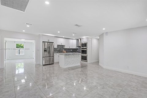 Villa ou maison à vendre à Lehigh Acres, Floride: 4 chambres, 167.22 m2 № 1942481 - photo 3