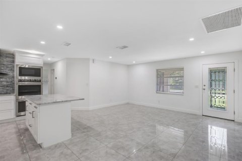 Villa ou maison à vendre à Lehigh Acres, Floride: 4 chambres, 167.22 m2 № 1942481 - photo 5