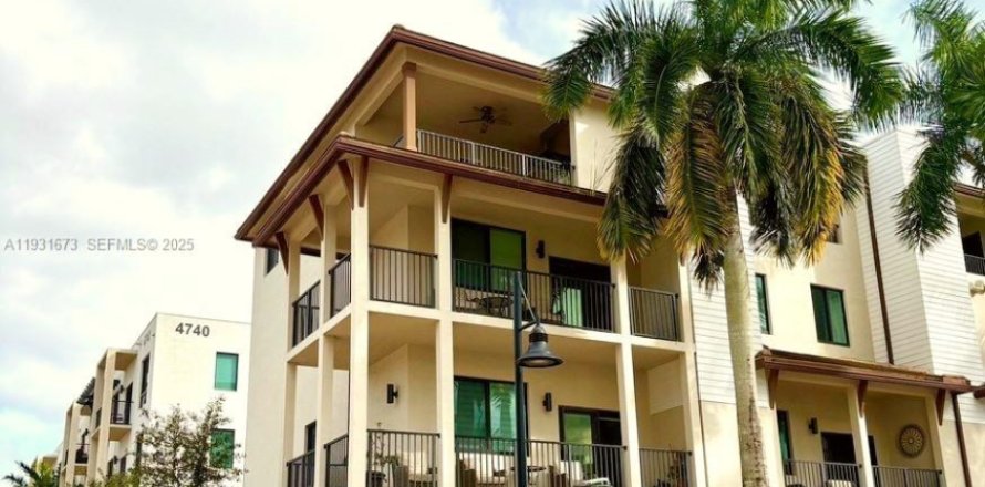 Дом в Дорал, Флорида 3 спальни, 273.69м2 № 1991540